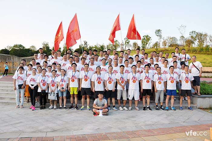 恒力長跑隊周年賽事完美結(jié)束,公司全體人員合影留戀 恒力長跑隊周年賽事完美結(jié)束,公司全體人員合影留戀