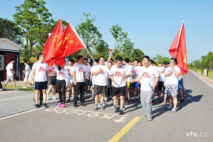 一聲槍聲,銀河電氣全體員工奔出起點 一聲槍聲,銀河電氣全體員工奔出起點