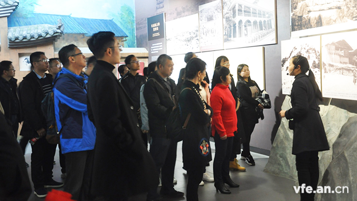 聽取講解員介紹胡總書記走過的歷史 聽取講解員介紹胡總書記走過的歷史