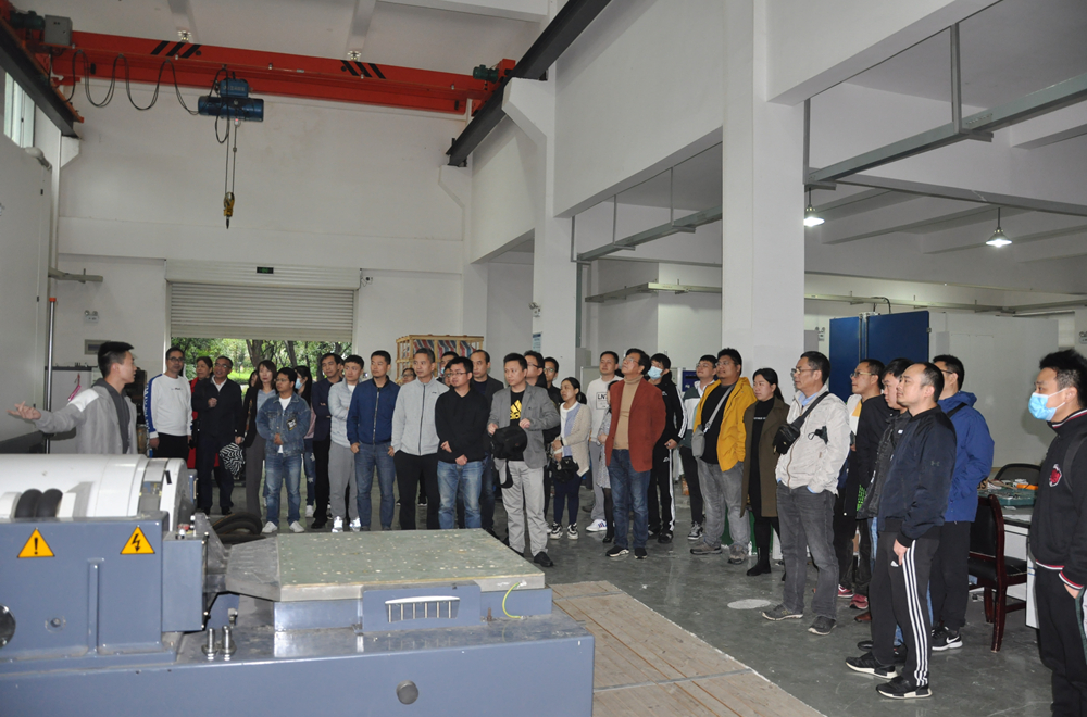 聯學聯創，半床棉被